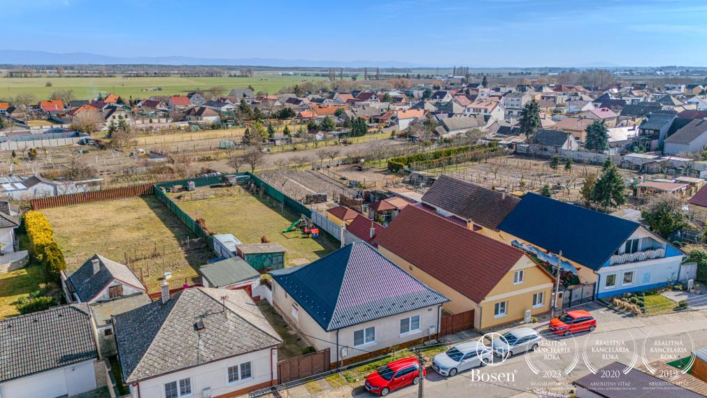 REZERVOVANÉ! BOSEN | Rodinný dom po kompletnej rekonštrukcii s veľkým pozemkom, Gajary