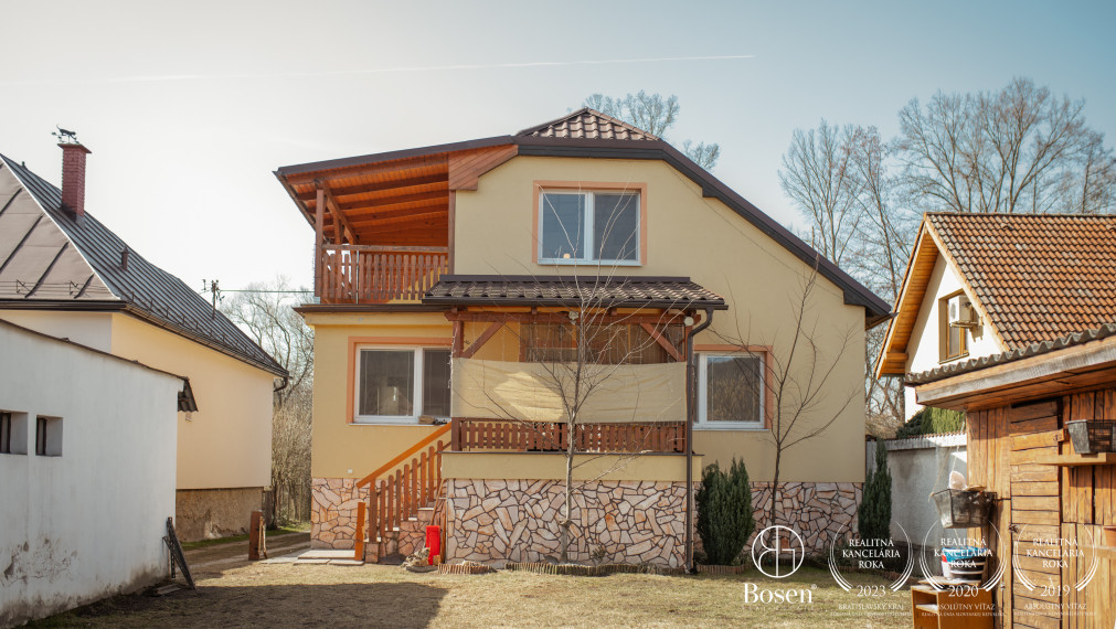 BOSEN | ZNÍŽENÁ CENA -  Rodinný dom s garážou a veľkým pozemkom 1193 m2
