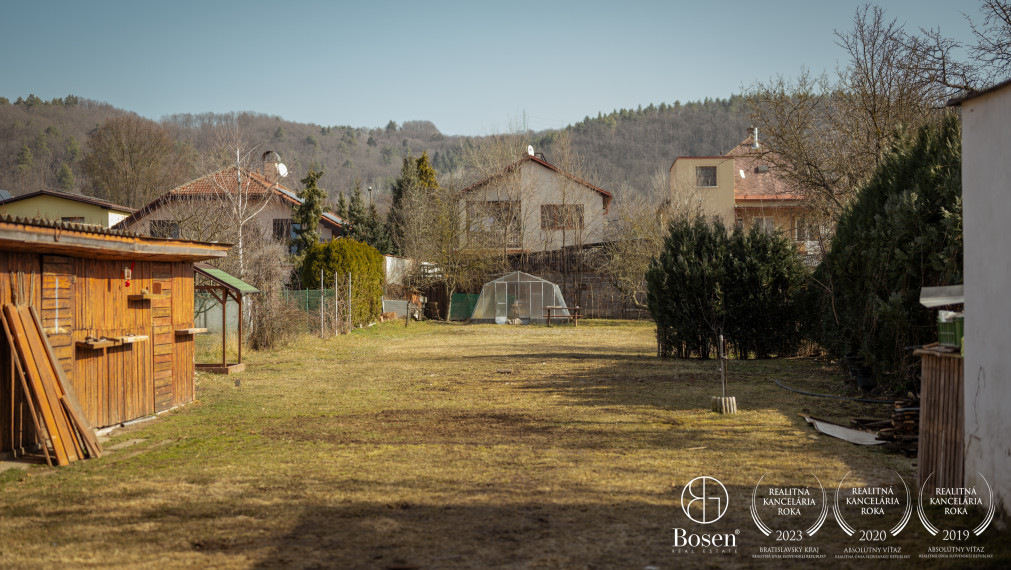 BOSEN | ZNÍŽENÁ CENA -  Rodinný dom s garážou a veľkým pozemkom 1193 m2