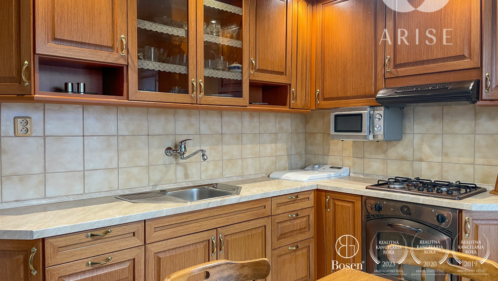 !REZERVOVANÉ!Prenájom 2- izbového bytu so zariadením s pekným výhľadom na okolie