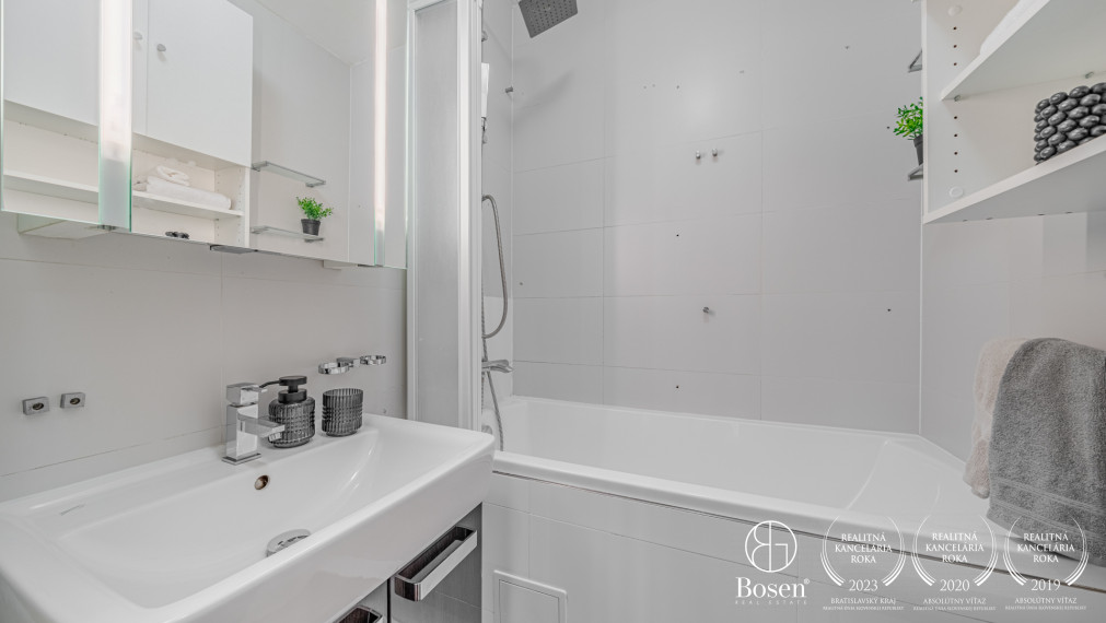 PREDANÉ - BOSEN | Priestranný 4 izbový byt, Rajčianska, Bratislava