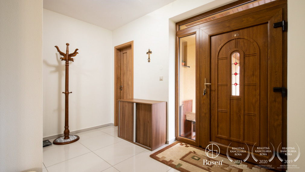 BOSEN | Zabývaný 4i RD s dvojgarážou v tichej ulici v Hornej Potôni