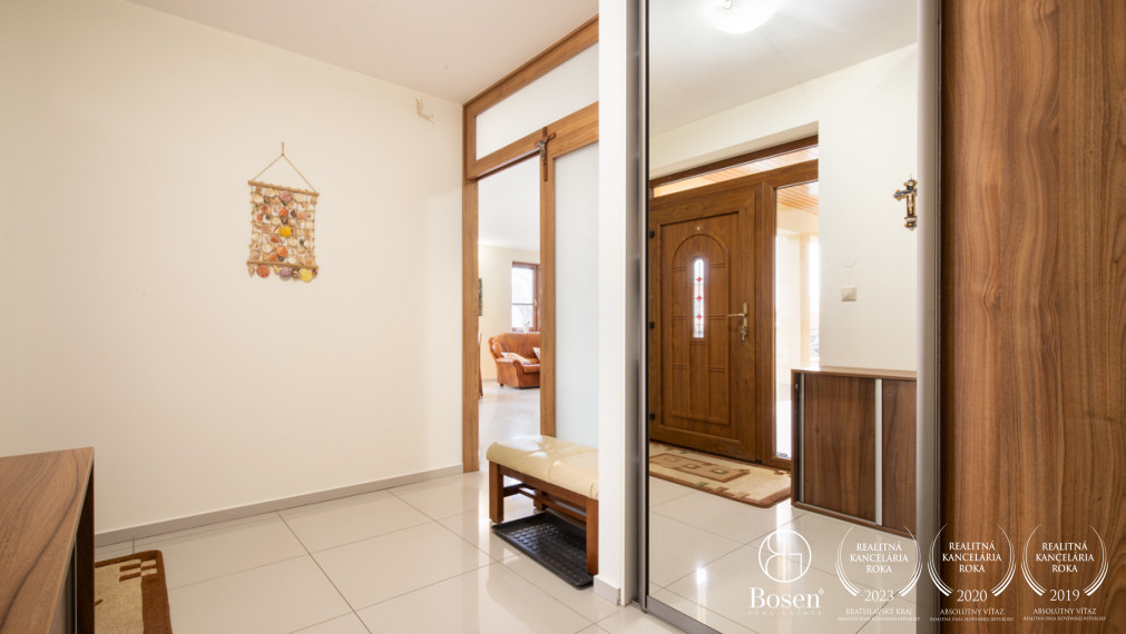 BOSEN | Zabývaný 4i RD s dvojgarážou v tichej ulici v Hornej Potôni