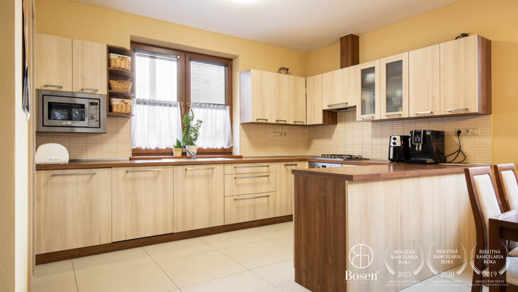 BOSEN | Zabývaný 4i RD s dvojgarážou v tichej ulici v Hornej Potôni