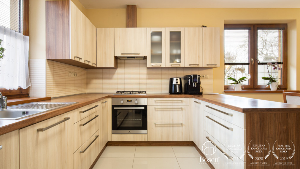 BOSEN | Zabývaný 4i RD s dvojgarážou v tichej ulici v Hornej Potôni