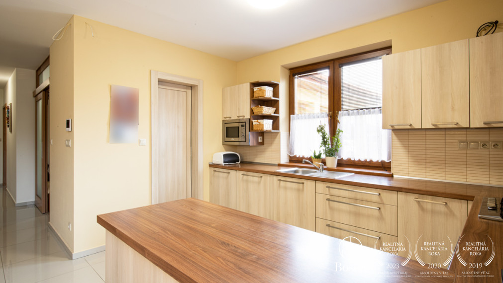 BOSEN | Zabývaný 4i RD s dvojgarážou v tichej ulici v Hornej Potôni