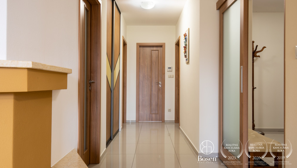 BOSEN | Zabývaný 4i RD s dvojgarážou v tichej ulici v Hornej Potôni