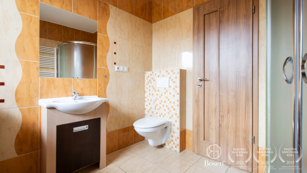 BOSEN | Zabývaný 4i RD s dvojgarážou v tichej ulici v Hornej Potôni