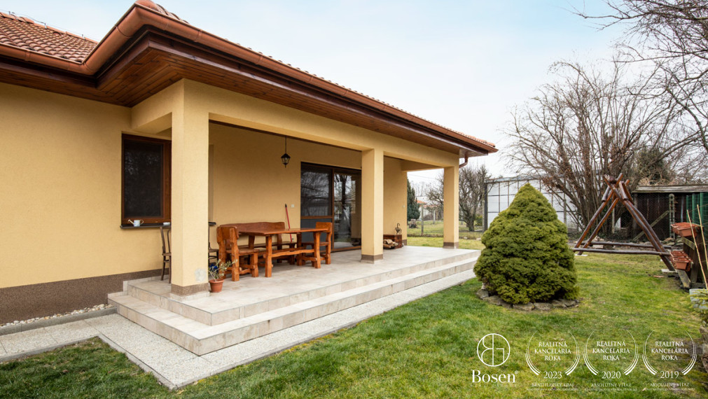 BOSEN | Zabývaný 4i RD s dvojgarážou v tichej ulici v Hornej Potôni