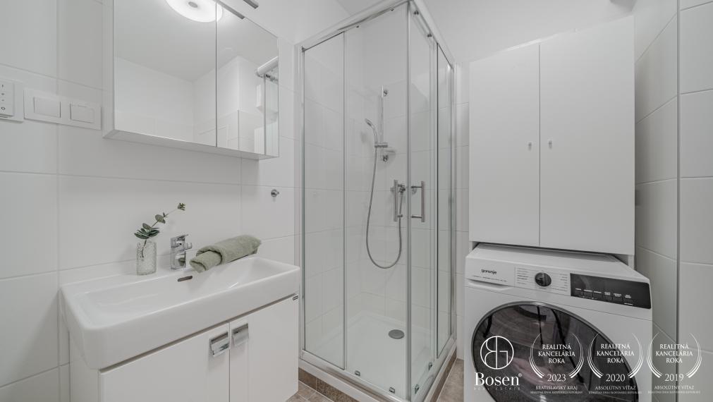 BOSEN I PRENAJATÉ Slnečný 2-izbový byt s balkónom a parkovacím miestom, 39 m2 Slnečnice