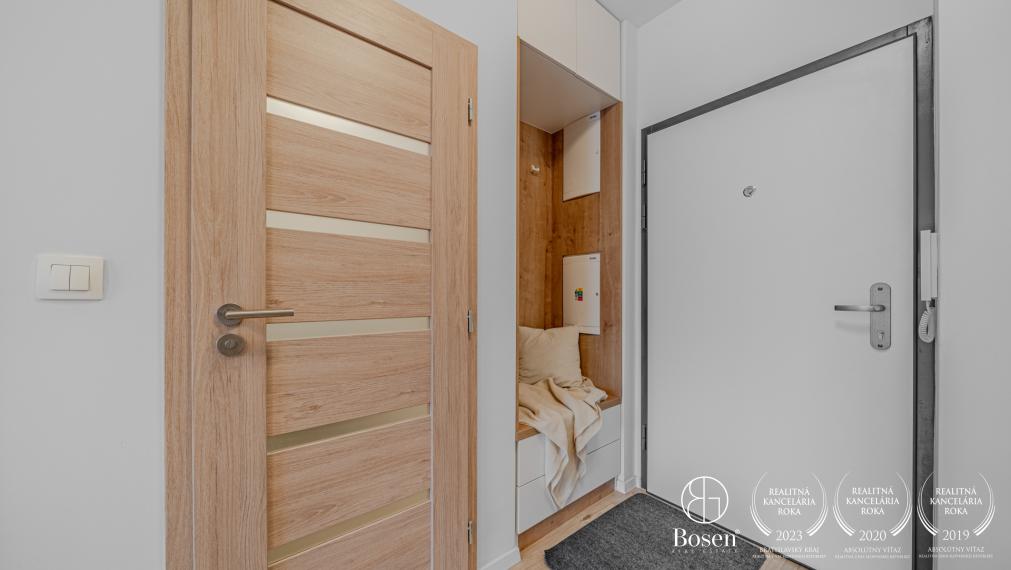 BOSEN I PRENAJATÉ Slnečný 2-izbový byt s balkónom a parkovacím miestom, 39 m2 Slnečnice