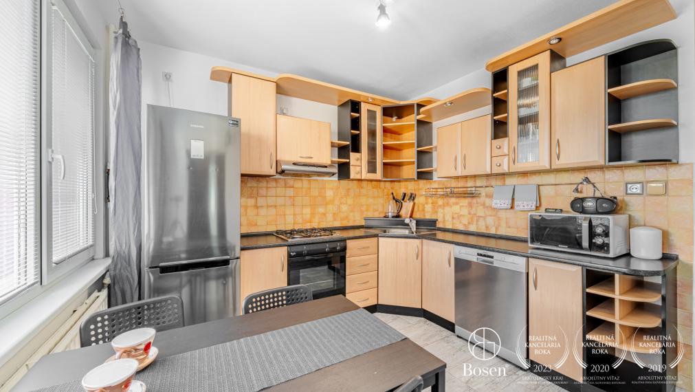 LOYALTERS| Pekný zrekonštruovaný 3 izbový byt so 4 lodžiami, 76m2