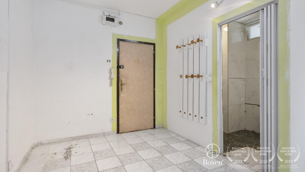 BOSEN | REZERVOVANÉ- Priestranný 2 izbový byt s balkónom v pôvodnom stave