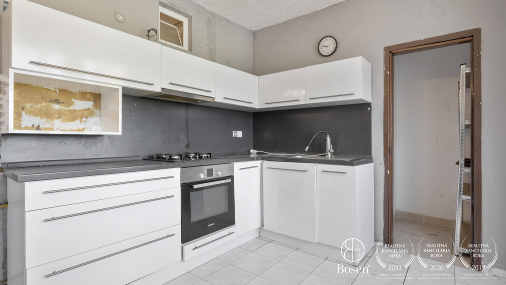 BOSEN | REZERVOVANÉ- Priestranný 2 izbový byt s balkónom v pôvodnom stave