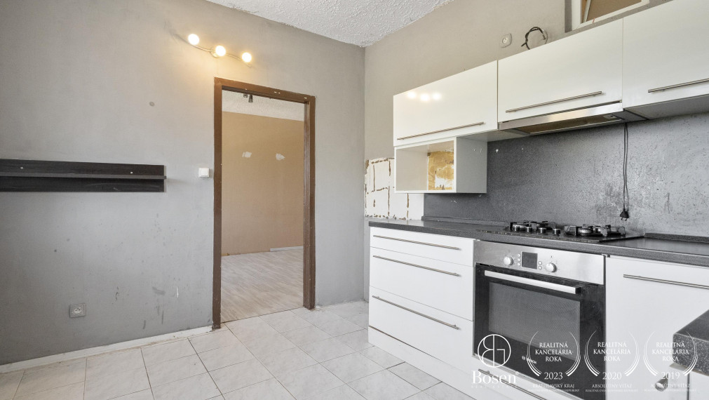 BOSEN | REZERVOVANÉ- Priestranný 2 izbový byt s balkónom v pôvodnom stave