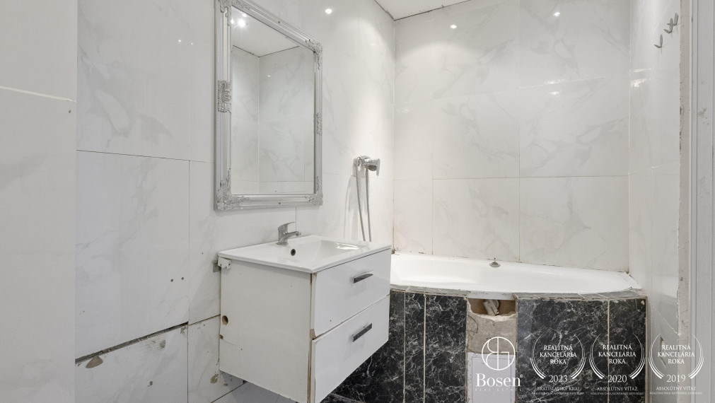 BOSEN | REZERVOVANÉ- Priestranný 2 izbový byt s balkónom v pôvodnom stave