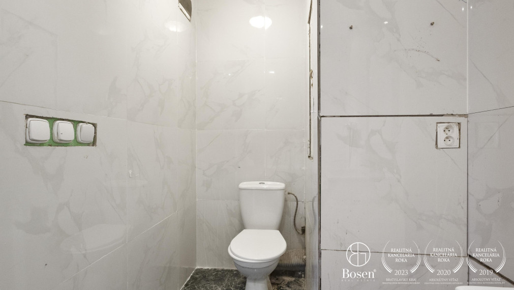 BOSEN | REZERVOVANÉ- Priestranný 2 izbový byt s balkónom v pôvodnom stave