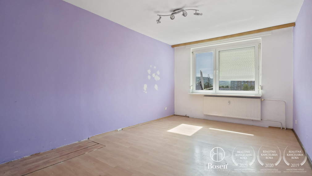 BOSEN | REZERVOVANÉ- Priestranný 2 izbový byt s balkónom v pôvodnom stave