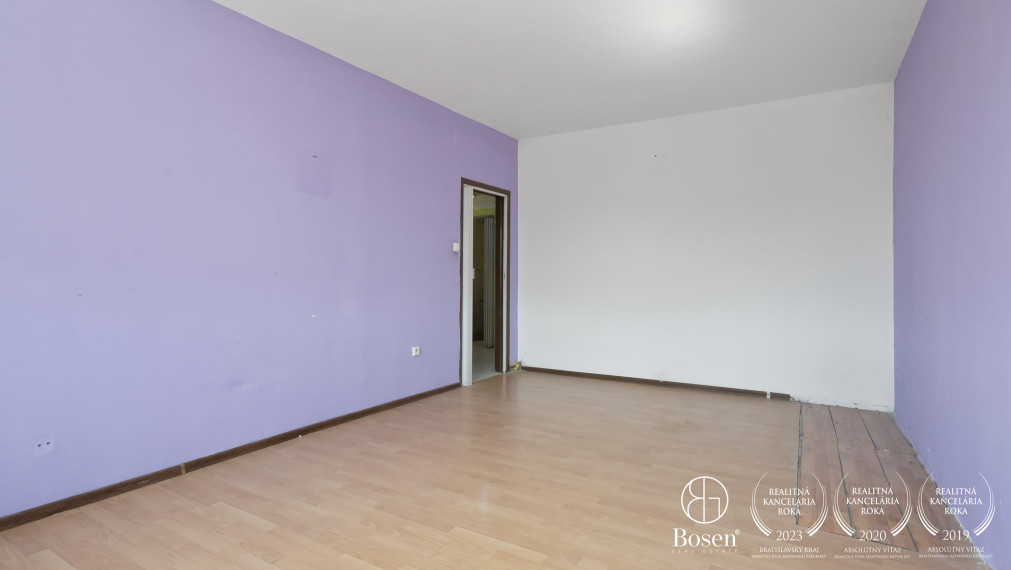 BOSEN | REZERVOVANÉ- Priestranný 2 izbový byt s balkónom v pôvodnom stave