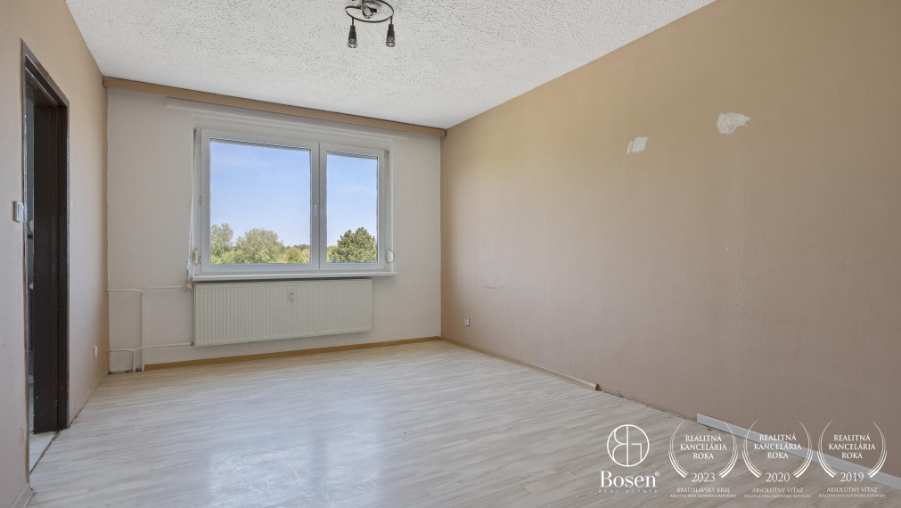 BOSEN | REZERVOVANÉ- Priestranný 2 izbový byt s balkónom v pôvodnom stave
