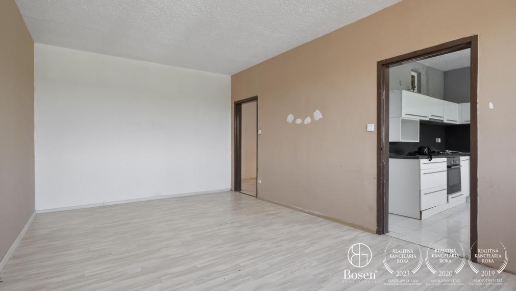 BOSEN | REZERVOVANÉ- Priestranný 2 izbový byt s balkónom v pôvodnom stave