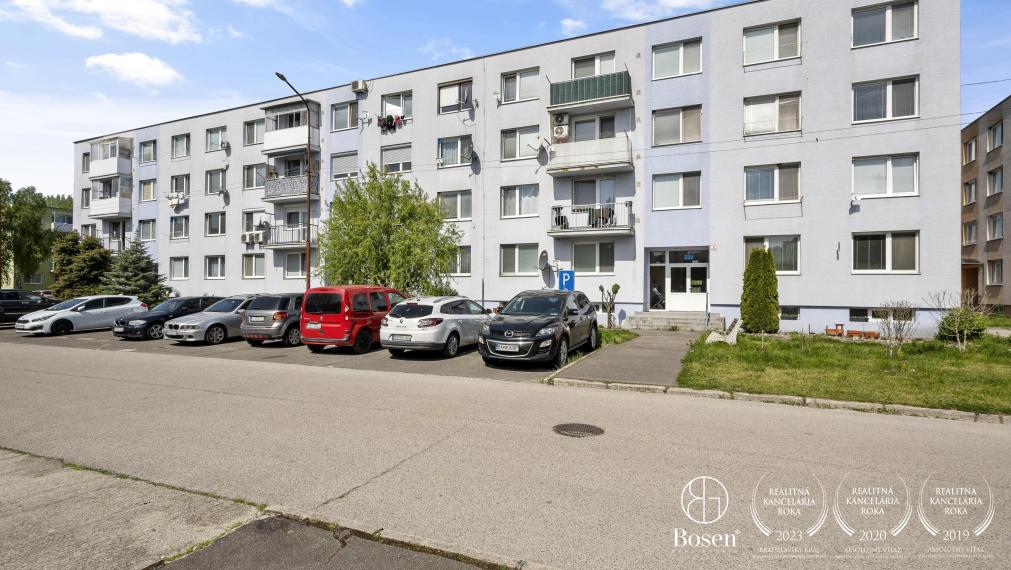 BOSEN | REZERVOVANÉ- Priestranný 2 izbový byt s balkónom v pôvodnom stave
