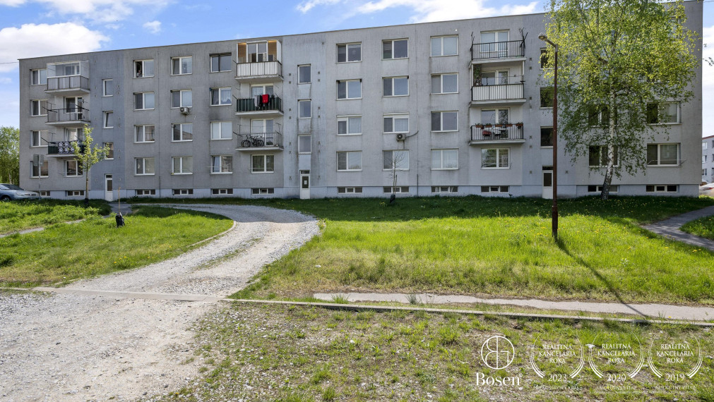 BOSEN | REZERVOVANÉ- Priestranný 2 izbový byt s balkónom v pôvodnom stave