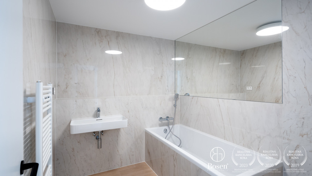 BOSEN | Čiastočne zariadený, priestranný 2-izbový byt s loggiou a garážovým státím v Starom Meste, 89,88 m2