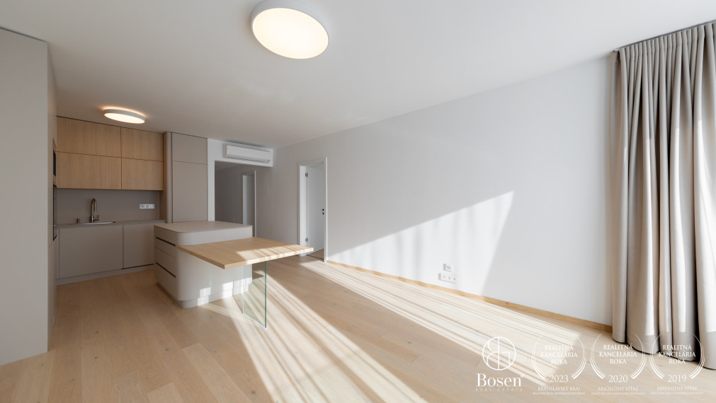 BOSEN | Čiastočne zariadený, priestranný 2-izbový byt s loggiou a garážovým státím v Starom Meste, 89,88 m2