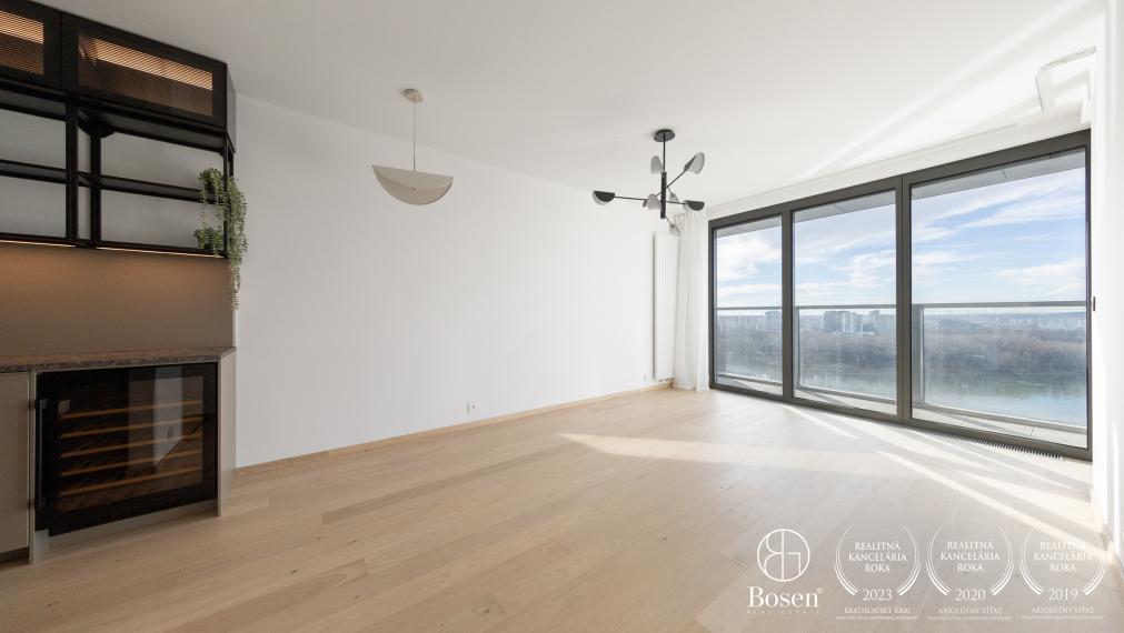 BOSEN | Priestranný 2-izbový byt s balkónom a garážovým státím v Eurovea Tower