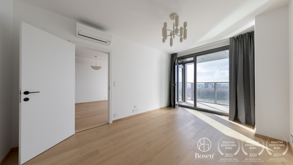 BOSEN | Priestranný 2-izbový byt s balkónom a garážovým státím v Eurovea Tower