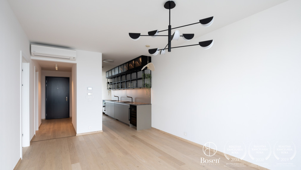 BOSEN | Priestranný 2-izbový byt s balkónom a garážovým státím v Eurovea Tower