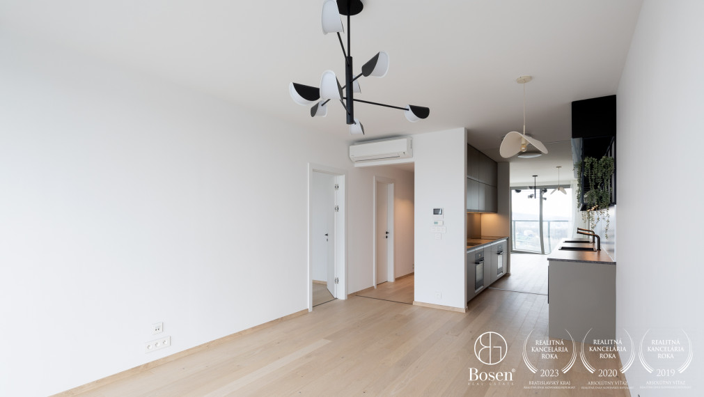 BOSEN | Priestranný 2-izbový byt s balkónom a garážovým státím v Eurovea Tower