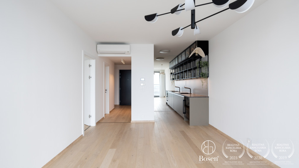 BOSEN | Priestranný 2-izbový byt s balkónom a garážovým státím v Eurovea Tower