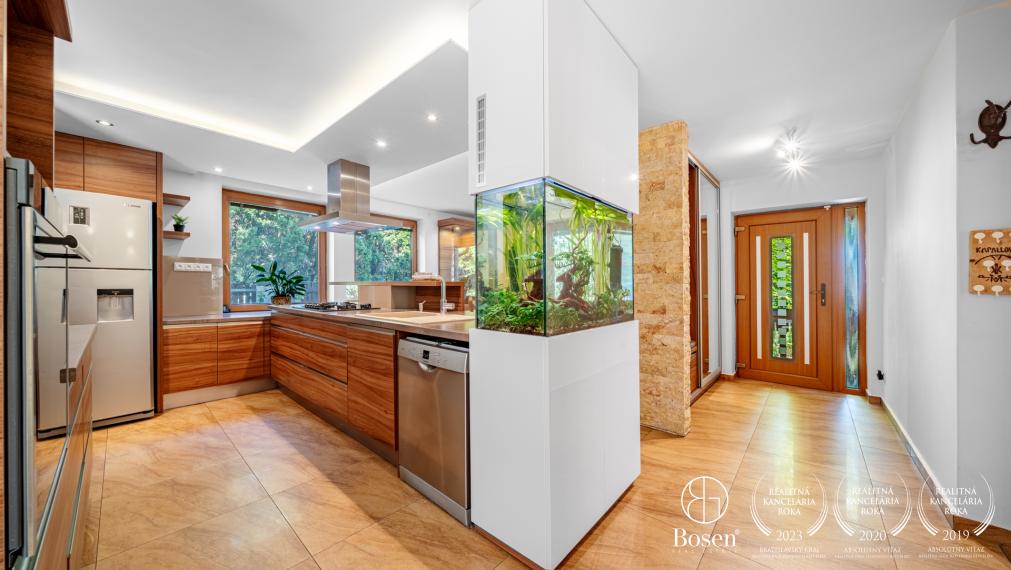 BOSEN | Priestranný rodinný dom v Kalinkove pri Dunajskej Lužnej,vhodný na bývanie aj podnikanie