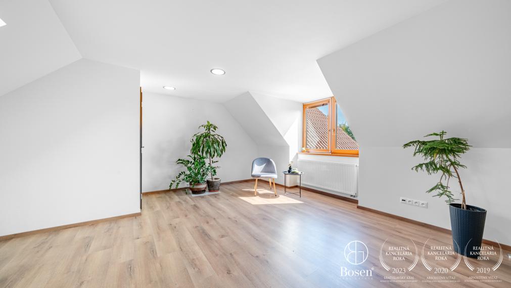 BOSEN | Priestranný rodinný dom v Kalinkove pri Dunajskej Lužnej,vhodný na bývanie aj podnikanie