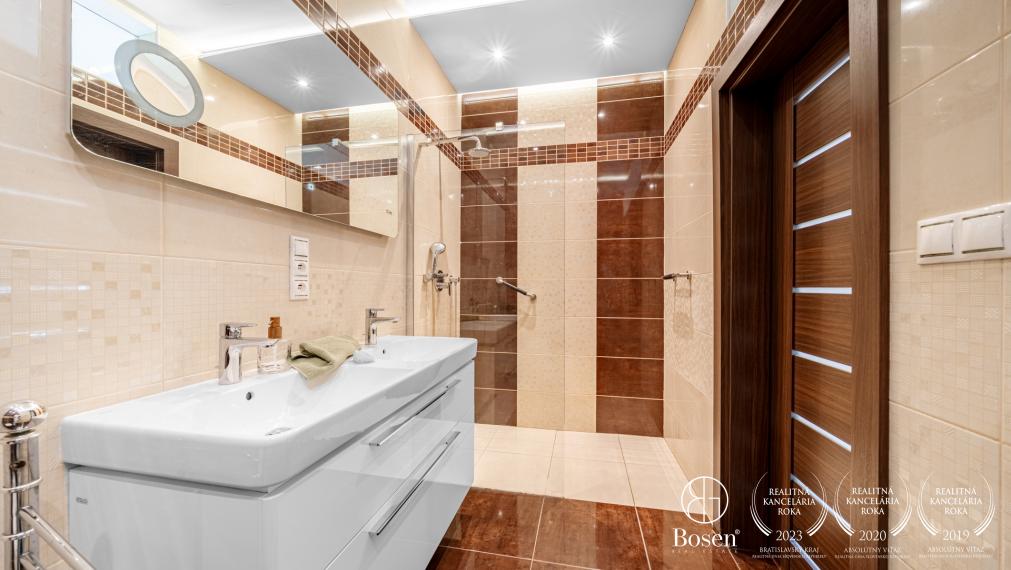 BOSEN | Priestranný rodinný dom v Kalinkove pri Dunajskej Lužnej,vhodný na bývanie aj podnikanie