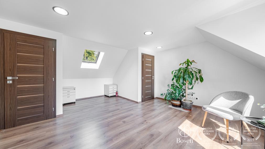 BOSEN | Priestranný rodinný dom v Kalinkove pri Dunajskej Lužnej,vhodný na bývanie aj podnikanie