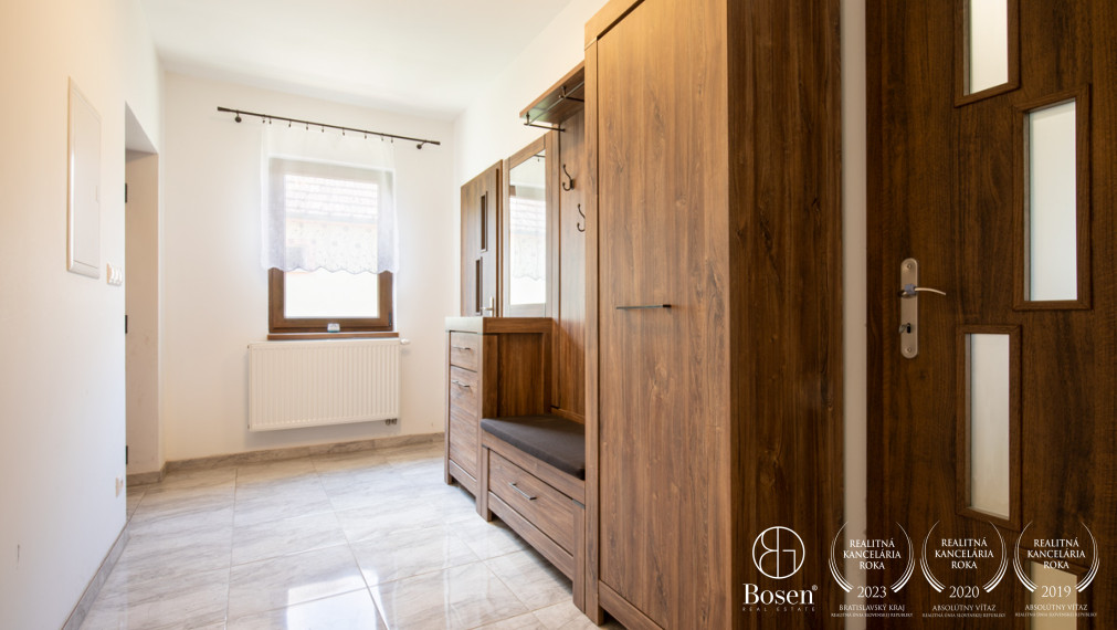 BOSEN | NA PREDAJ 4-IZBOVÝ RODINNÝ DOM S VEĽKORYSÝM POZEMKOM A HOSPODÁRSKYMI BUDOVAMI | MEDVEĎOV