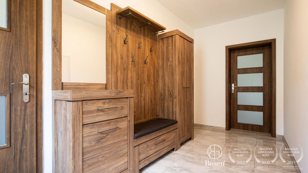 BOSEN | NA PREDAJ 4-IZBOVÝ RODINNÝ DOM S VEĽKORYSÝM POZEMKOM A HOSPODÁRSKYMI BUDOVAMI | MEDVEĎOV