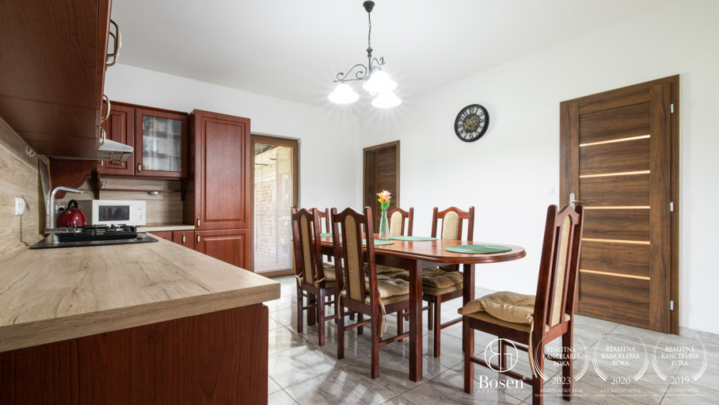 BOSEN | NA PREDAJ 4-IZBOVÝ RODINNÝ DOM S VEĽKORYSÝM POZEMKOM A HOSPODÁRSKYMI BUDOVAMI | MEDVEĎOV