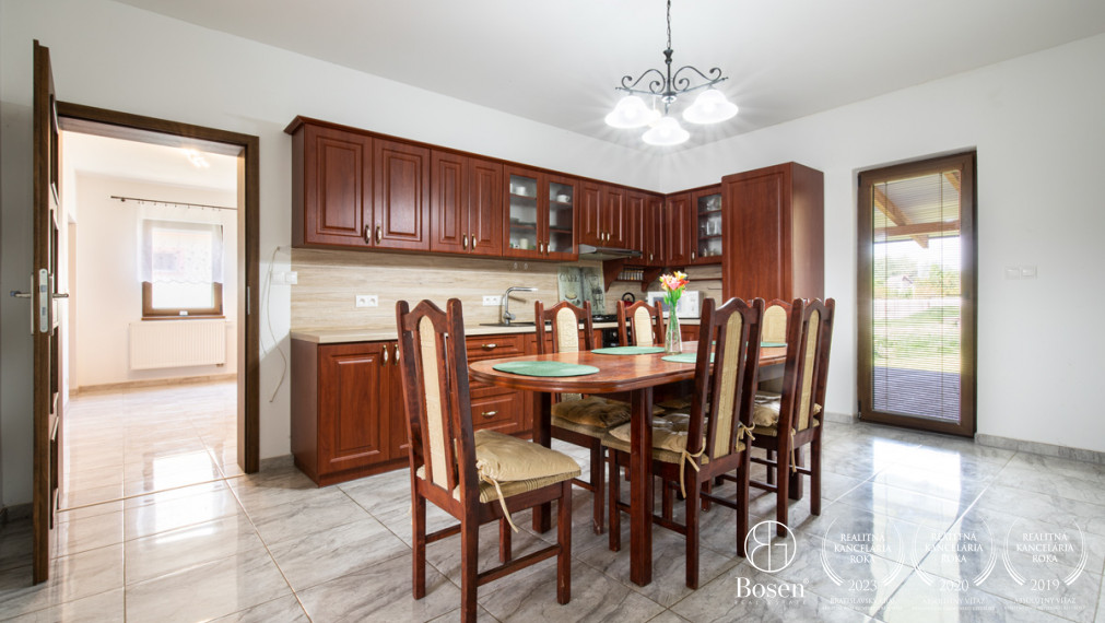 BOSEN | NA PREDAJ 4-IZBOVÝ RODINNÝ DOM S VEĽKORYSÝM POZEMKOM A HOSPODÁRSKYMI BUDOVAMI | MEDVEĎOV