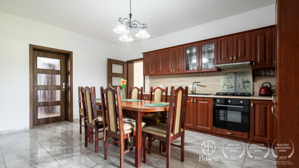 BOSEN | NA PREDAJ 4-IZBOVÝ RODINNÝ DOM S VEĽKORYSÝM POZEMKOM A HOSPODÁRSKYMI BUDOVAMI | MEDVEĎOV