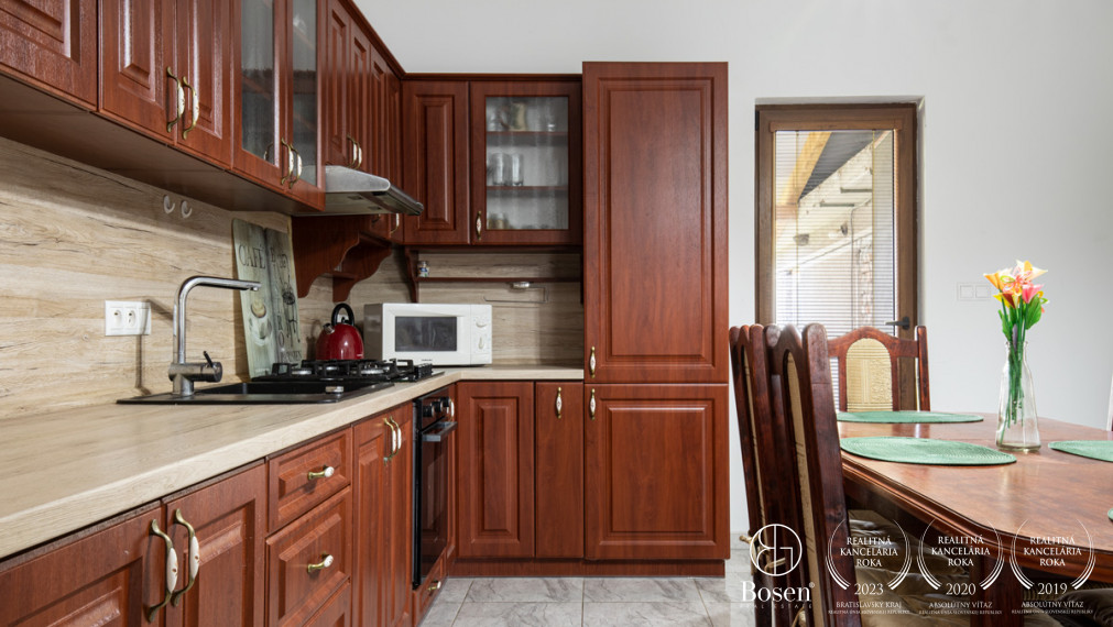 BOSEN | NA PREDAJ 4-IZBOVÝ RODINNÝ DOM S VEĽKORYSÝM POZEMKOM A HOSPODÁRSKYMI BUDOVAMI | MEDVEĎOV