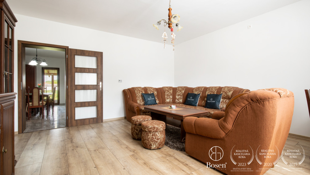 BOSEN | NA PREDAJ 4-IZBOVÝ RODINNÝ DOM S VEĽKORYSÝM POZEMKOM A HOSPODÁRSKYMI BUDOVAMI | MEDVEĎOV