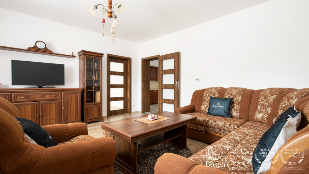 BOSEN | NA PREDAJ 4-IZBOVÝ RODINNÝ DOM S VEĽKORYSÝM POZEMKOM A HOSPODÁRSKYMI BUDOVAMI | MEDVEĎOV