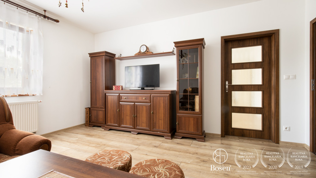 BOSEN | NA PREDAJ 4-IZBOVÝ RODINNÝ DOM S VEĽKORYSÝM POZEMKOM A HOSPODÁRSKYMI BUDOVAMI | MEDVEĎOV