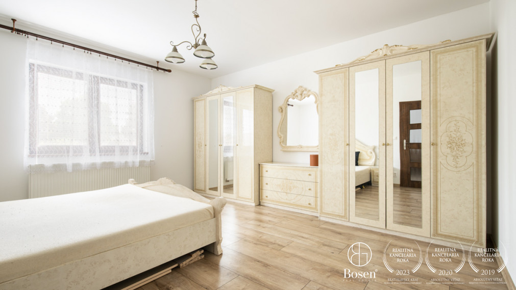 BOSEN | NA PREDAJ 4-IZBOVÝ RODINNÝ DOM S VEĽKORYSÝM POZEMKOM A HOSPODÁRSKYMI BUDOVAMI | MEDVEĎOV