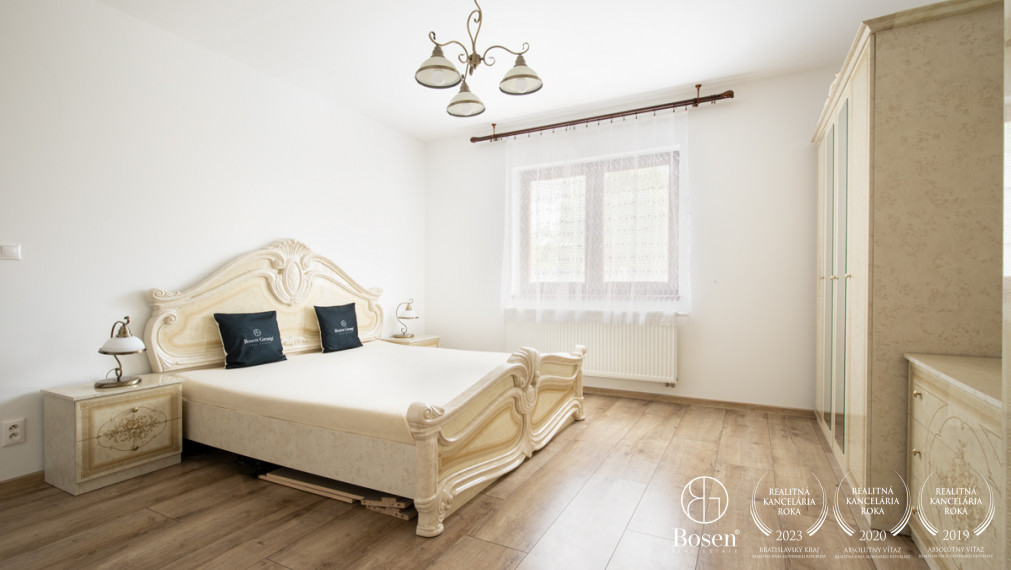 BOSEN | NA PREDAJ 4-IZBOVÝ RODINNÝ DOM S VEĽKORYSÝM POZEMKOM A HOSPODÁRSKYMI BUDOVAMI | MEDVEĎOV