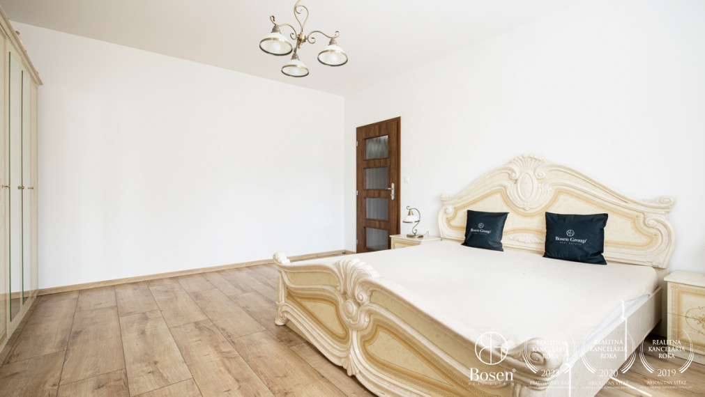 BOSEN | NA PREDAJ 4-IZBOVÝ RODINNÝ DOM S VEĽKORYSÝM POZEMKOM A HOSPODÁRSKYMI BUDOVAMI | MEDVEĎOV